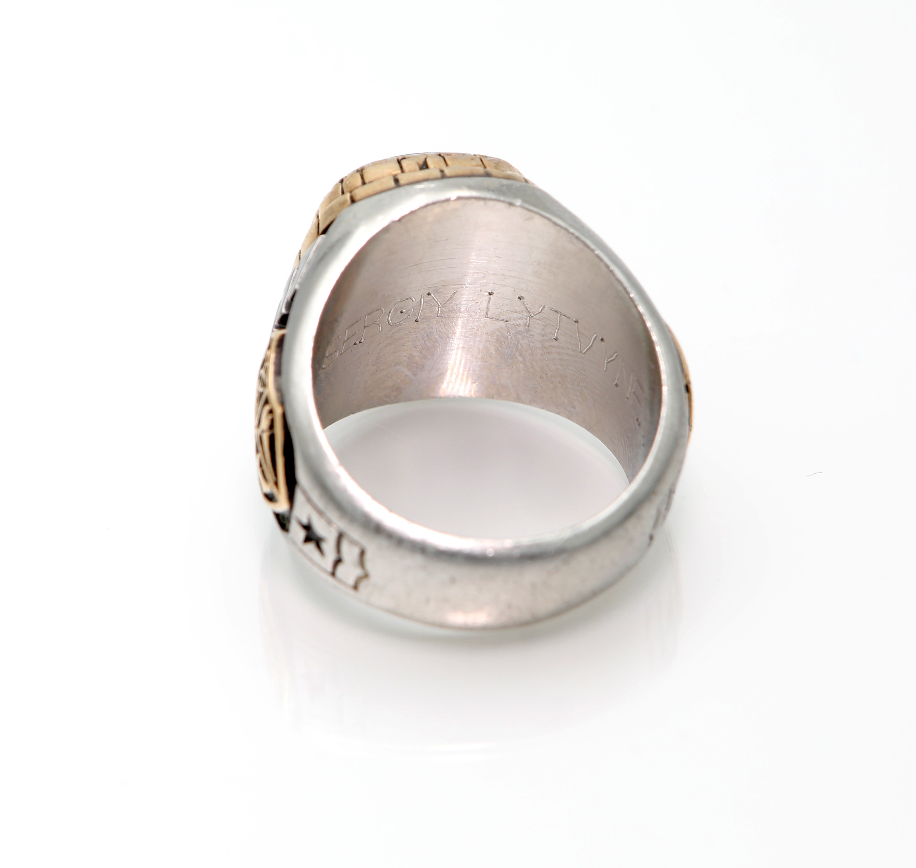 Anello a sigillo in oro, argento e pietra centrale.