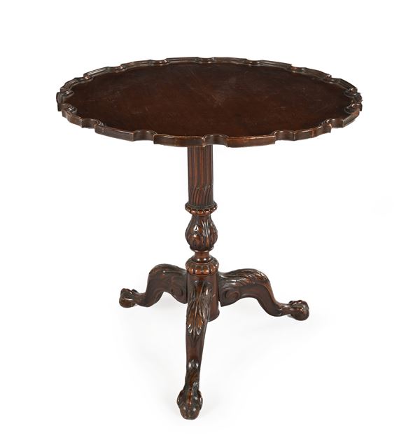 Tavolino in mogano con piano circolare caratterizzato da incavi lungo la circonferenza, Inghilterra, fine XIX secolo