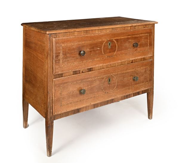 Cassettone in noce con filettature intarsiate, fine del XIX secolo