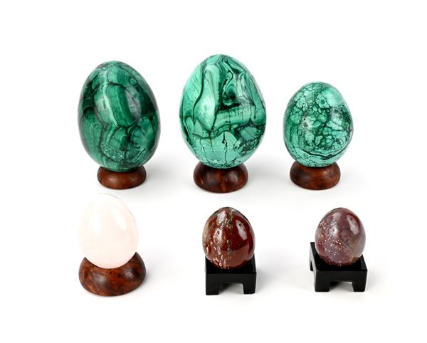 Sei uova diverse (tre di malachite, una di quarzo rosa e due di pietra dura violacea