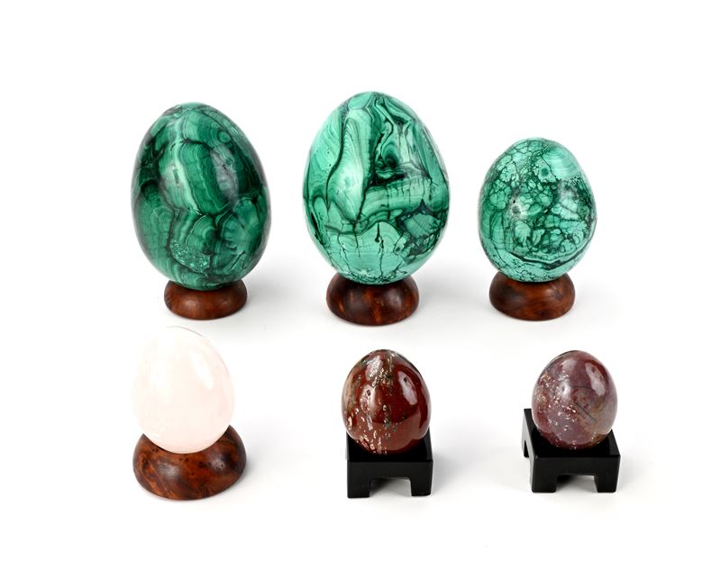 Sei uova diverse (tre di malachite, una di quarzo rosa e due di pietra dura violacea