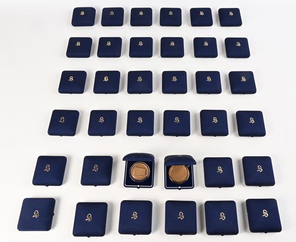 Lotto di 36 Medaglie di bronzo con smalto del Senato della Repubblica con la facciata di Palazzo Madama
