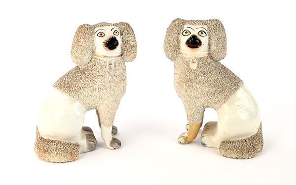 Coppia di cani barboncini in ceramica, Inghilterra, Staffordshire, fine XIX/inizi XX secolo