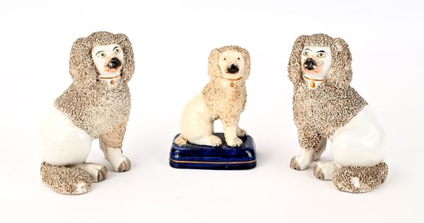 Tre cani barboncini in ceramica, Inghilterra, Staffordshire, XIX secolo