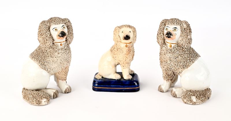 Tre cani barboncini in ceramica, Inghilterra, Staffordshire, XIX secolo