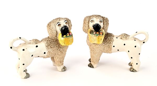 Coppia di barbonicini con cesto di frutta e manto maculato, Inghilterra, Staffordshire, inizi del XX secolo