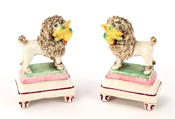 Coppia di barboncini con volatili, Inghilterra, Staffordshire, metà del XIX secolo