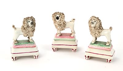 Tre Figure di Cane Barboncino su Base, Inghilterra, Staffordshire, XIX Secolo