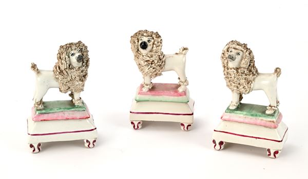 Tre figure di cane barboncino su base, Inghilterra, Staffordshire, XIX secolo