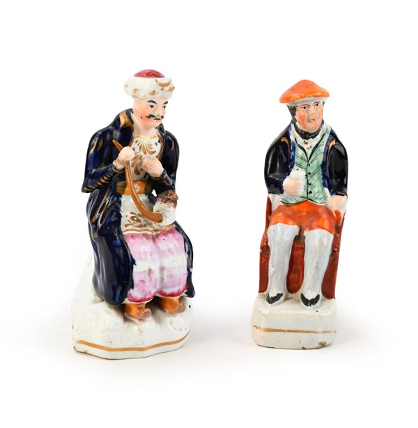 Due figure maschili sedute in ceramica policroma, Inghilterra, Staffordshire, XIX secolo