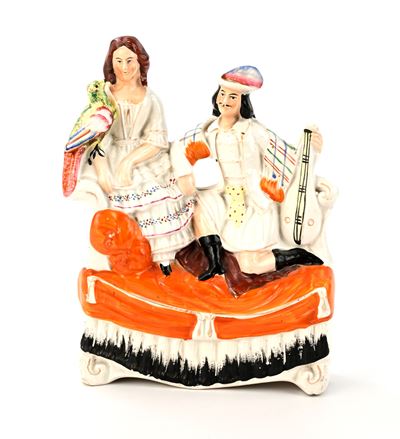 Gruppo in ceramica policroma, coppia seduta su divano, Inghilterra, Staffordshire, fine del XIX s...