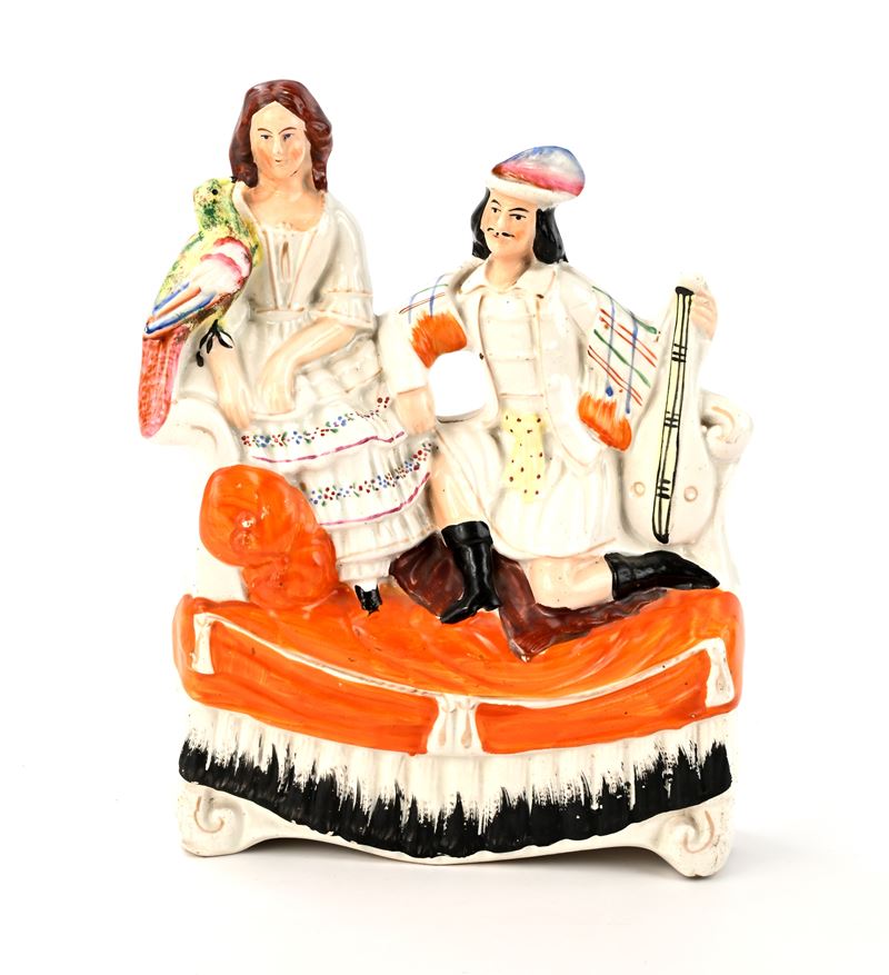 Gruppo in ceramica policroma, coppia seduta su divano, Inghilterra, Staffordshire, fine del XIX s...