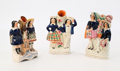 Ceramica di Staffordshire, Due spills vases e gruppo di villani