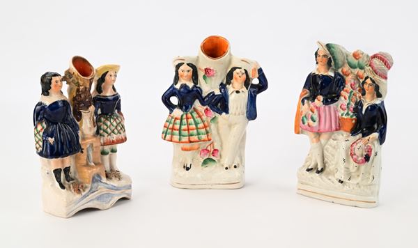 Due spills vases ed un gruppo con figure di villani in ceramica policroma, Inghilterra, Staffordshire, XIX e XX secolo