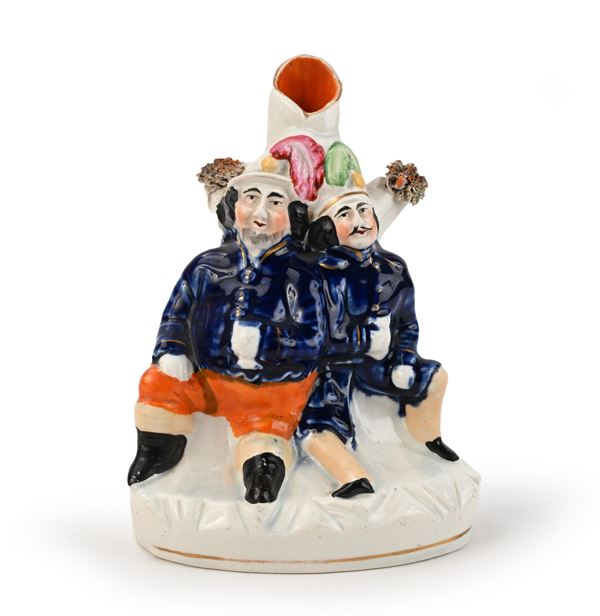 Spill vase in ceramica policroma con due figure maschili, Inghilterra, Staffordshire, XIX secolo