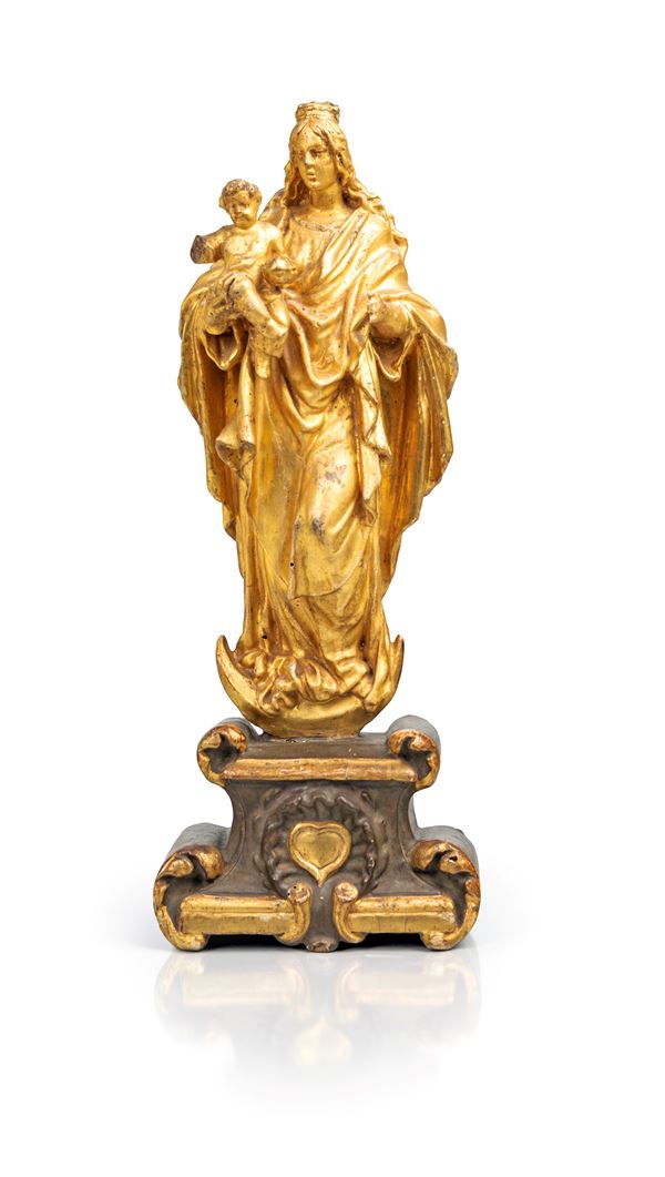 Scultura in legno dorato raffigurante Madonna Immacolata col Bambino, Italia meridionale, XVII secolo