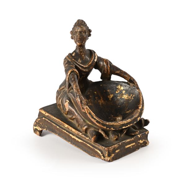 Saliera in legno dorato raffigurante figura femminile