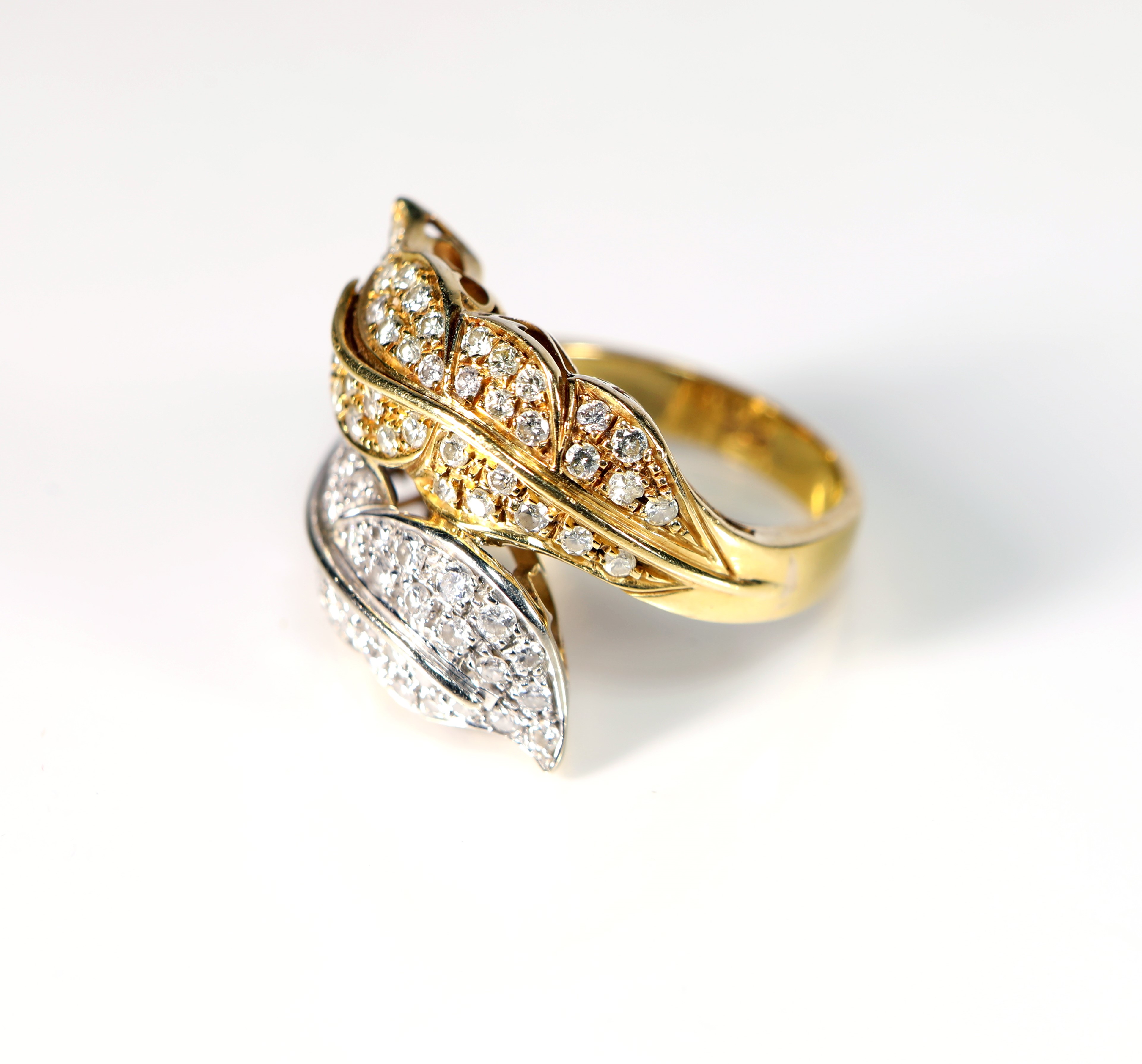 Anello Contrariè in Oro e Brillanti