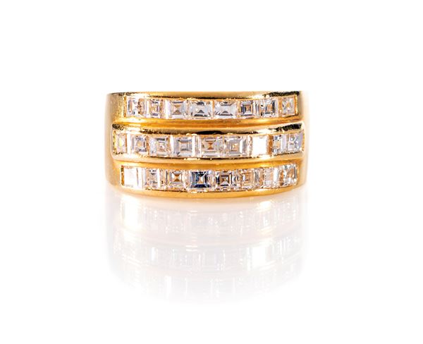 Anello a fascia in oro e diamanti in taglio carrè