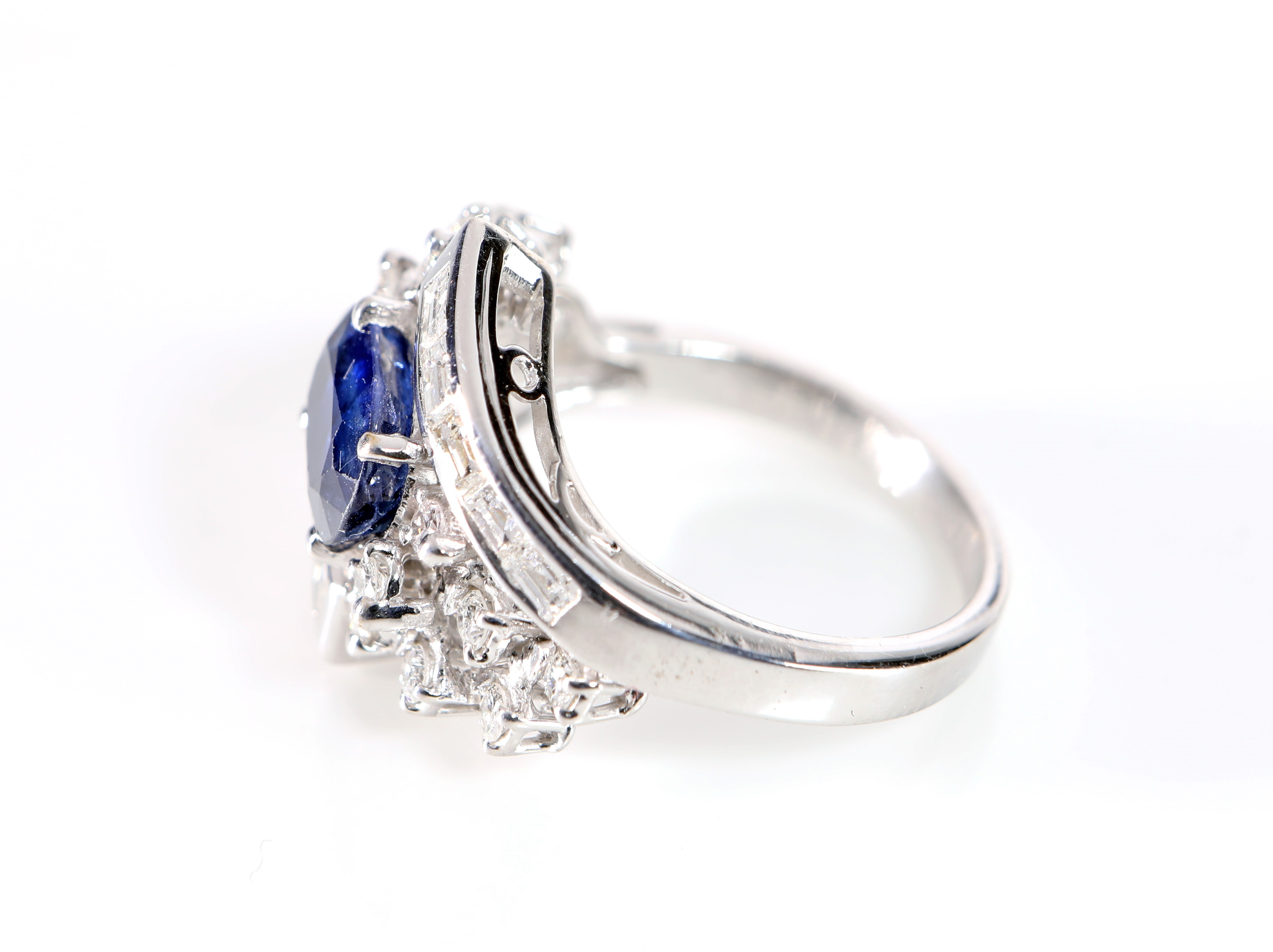 Anello in Oro, Zaffiro e Diamanti