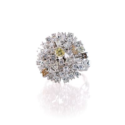 Anello a Fiore in Oro e Diamanti