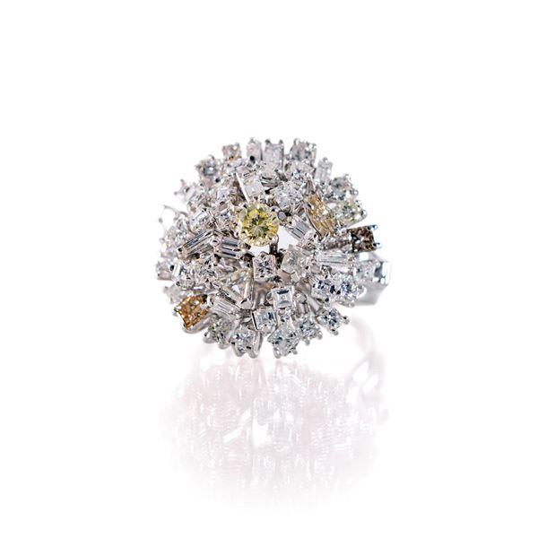 Anello a fiore in oro e diamanti