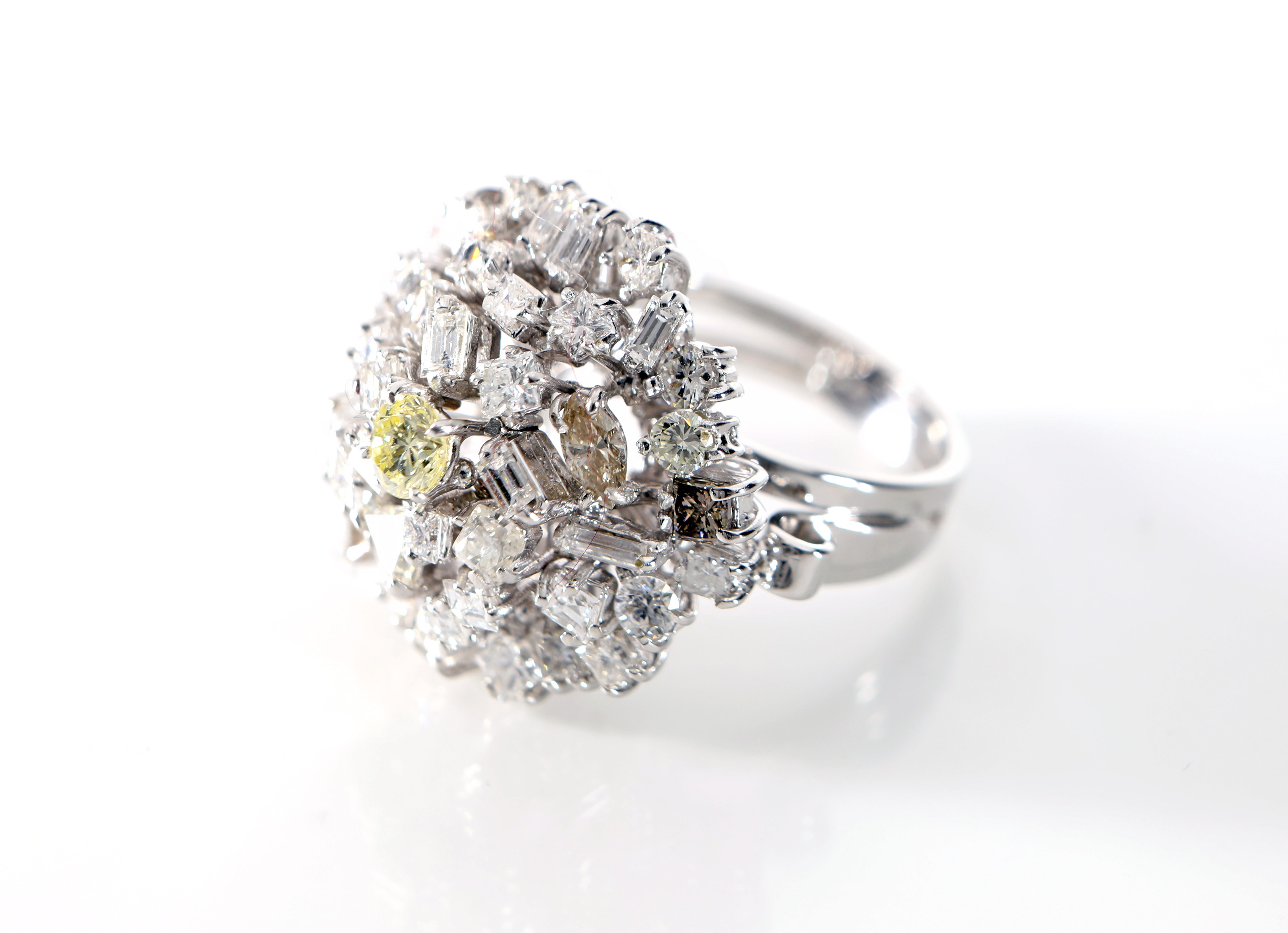 Anello a Fiore in Oro e Diamanti