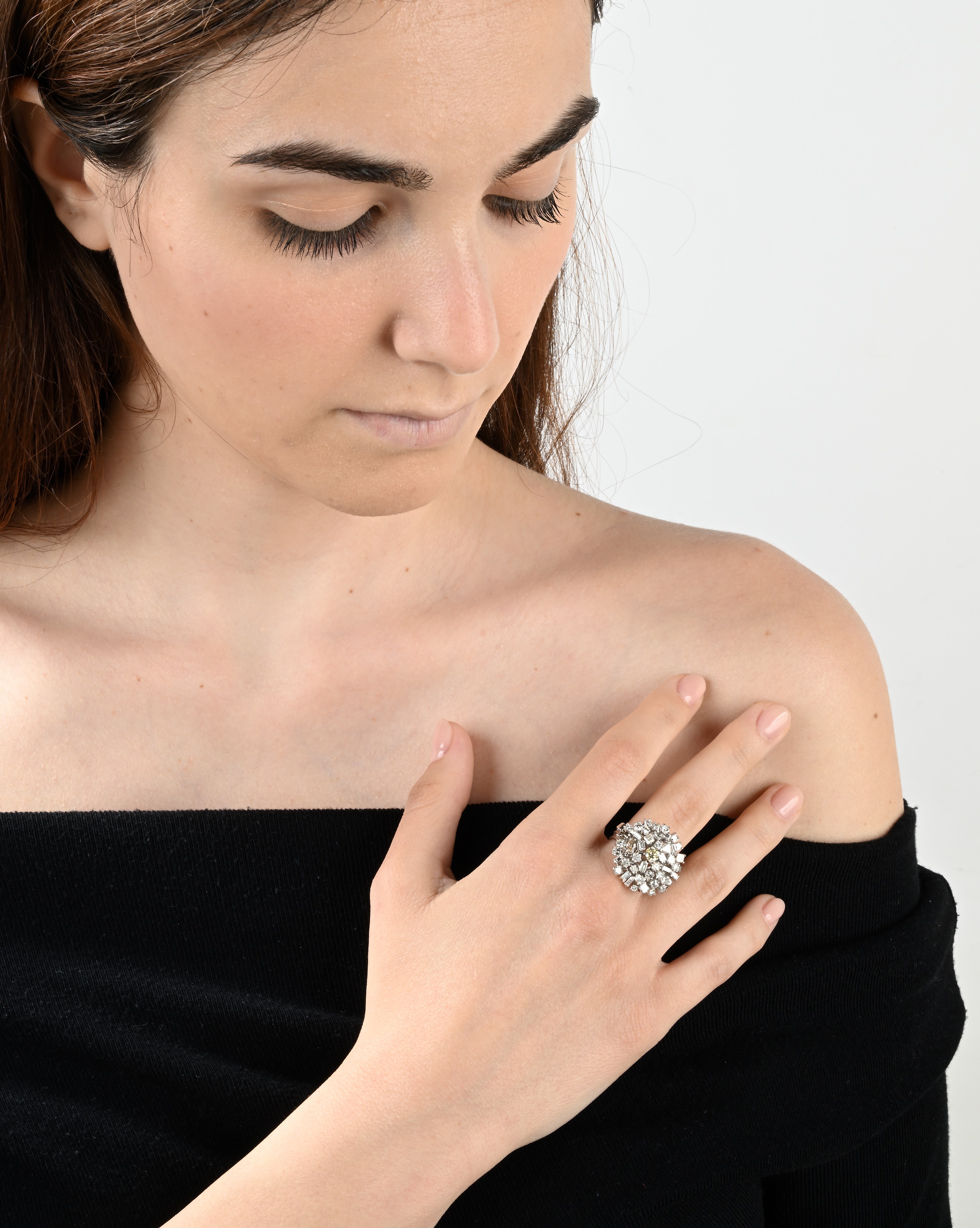 Anello a Fiore in Oro e Diamanti