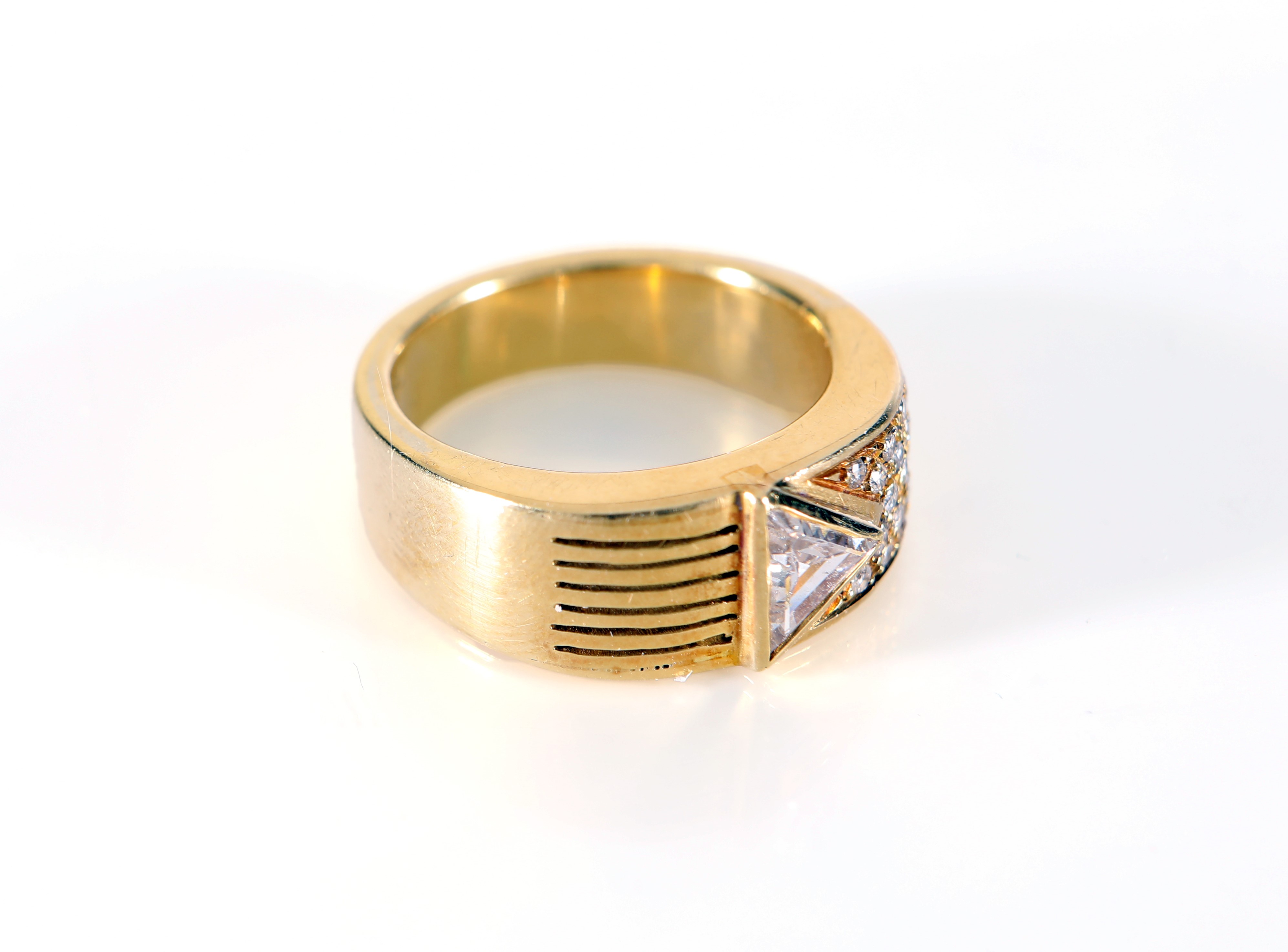 Furst, anello in oro e diamanti