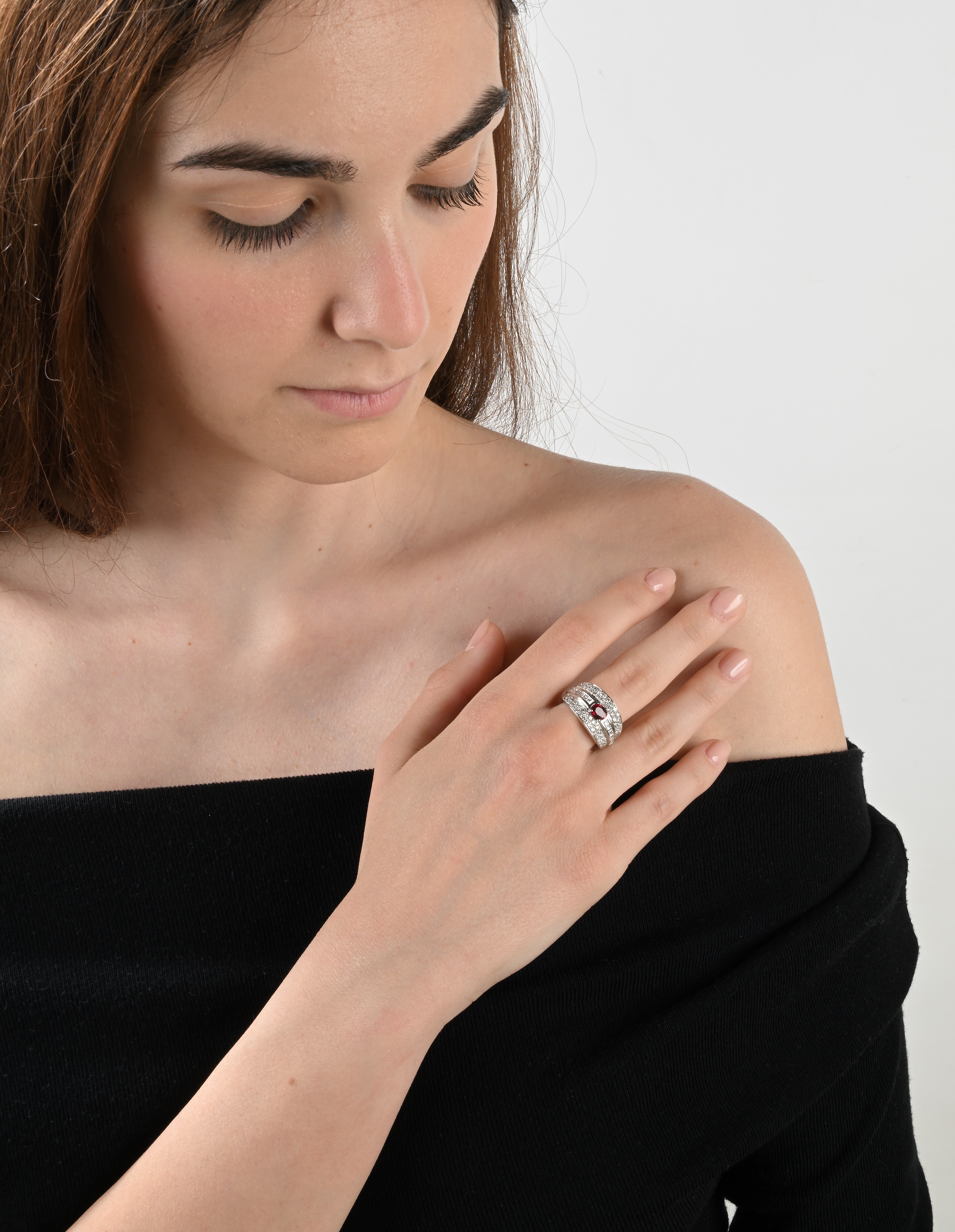Anello a fascia in oro, rubino e brillanti