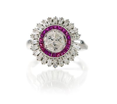Anello a fiore in oro bianco, diamanti e rubini