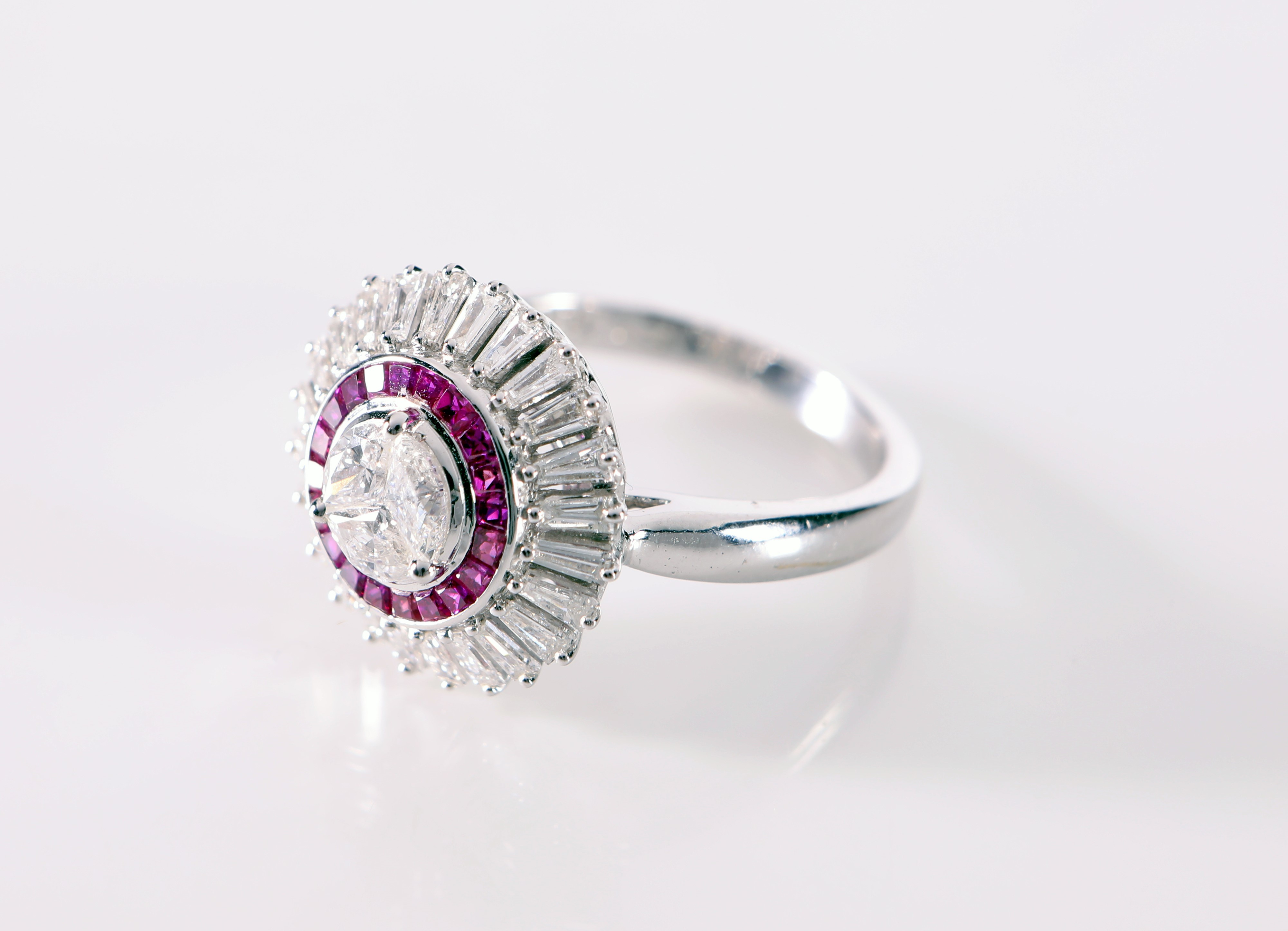 Anello a Fiore in Oro, Diamanti e Rubini