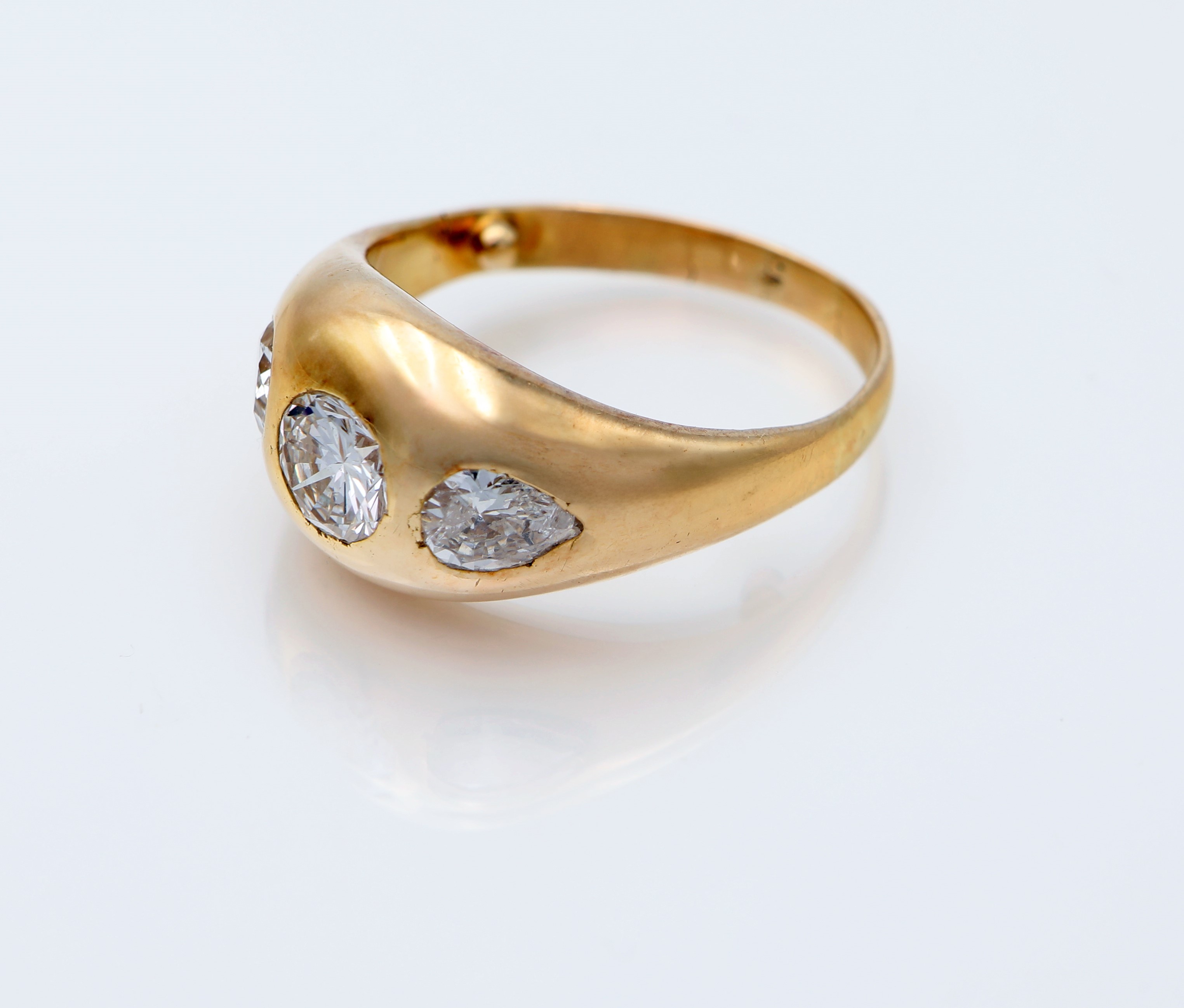 Anello a fascia in oro e diamanti