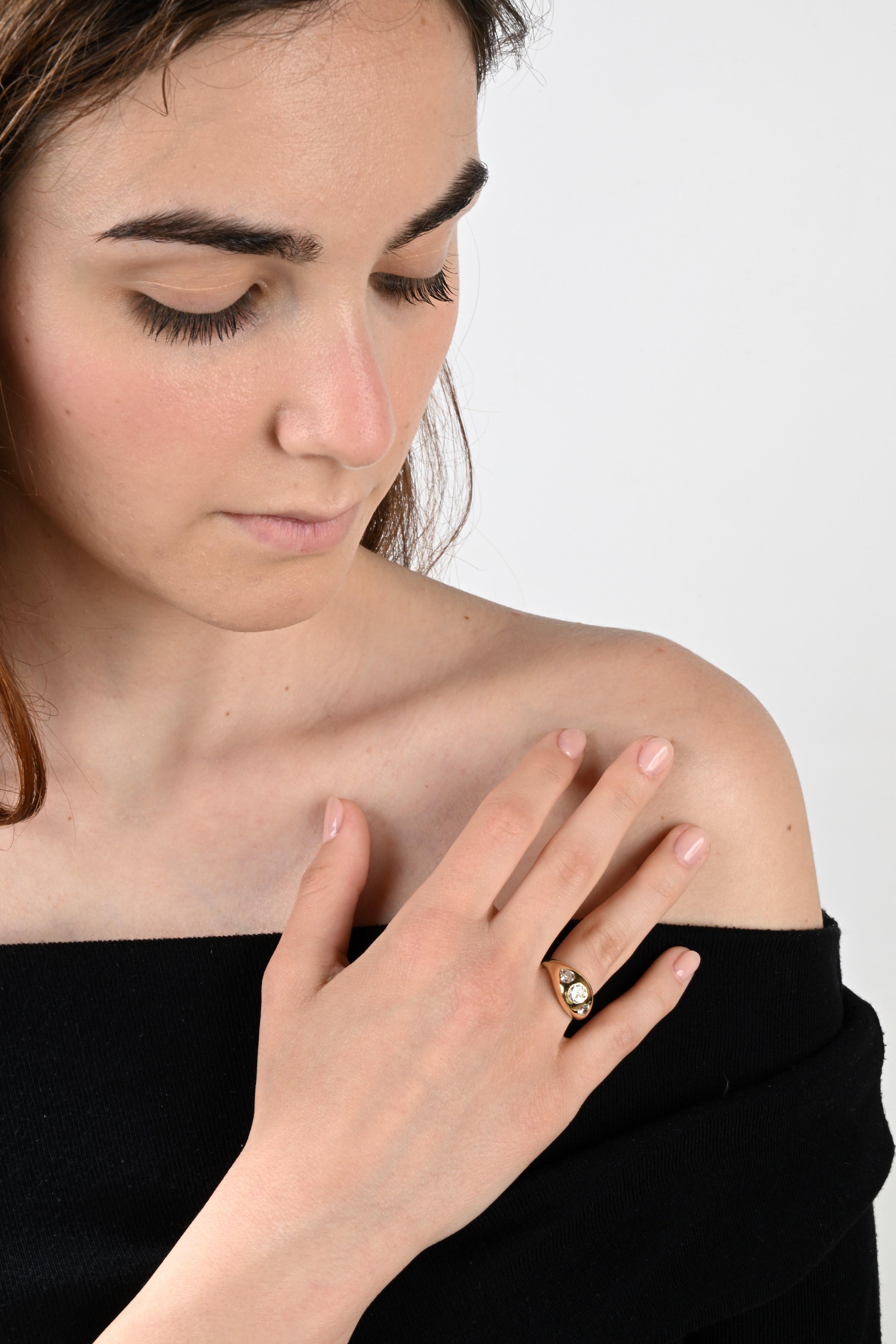 Anello a fascia in oro e diamanti