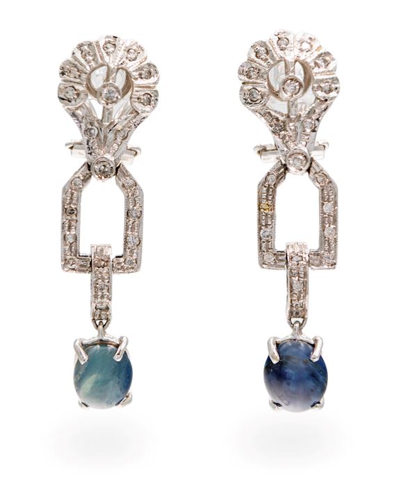 Coppia di orecchini pendenti in oro, diamanti e zaffiri