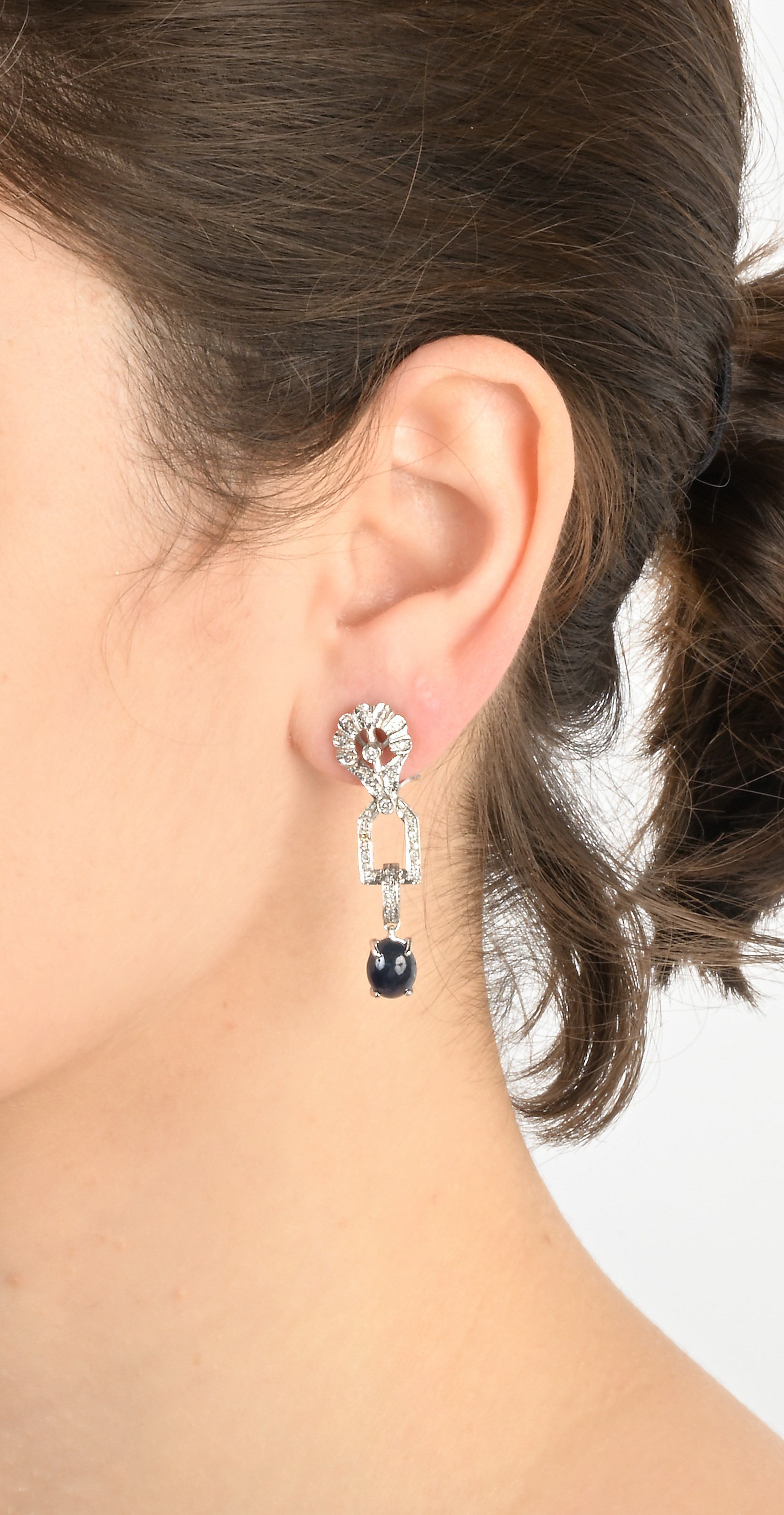 Coppia di orecchini pendenti in oro, diamanti e zaffiri