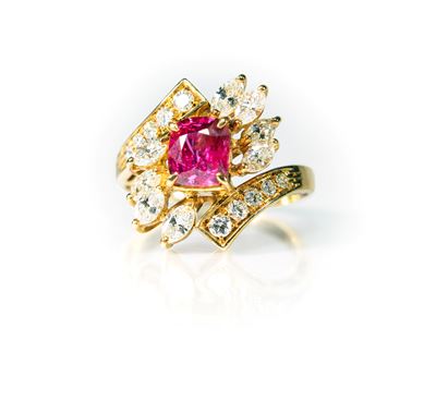 Anello in oro giallo 750/000 con rubino naturale e diamanti