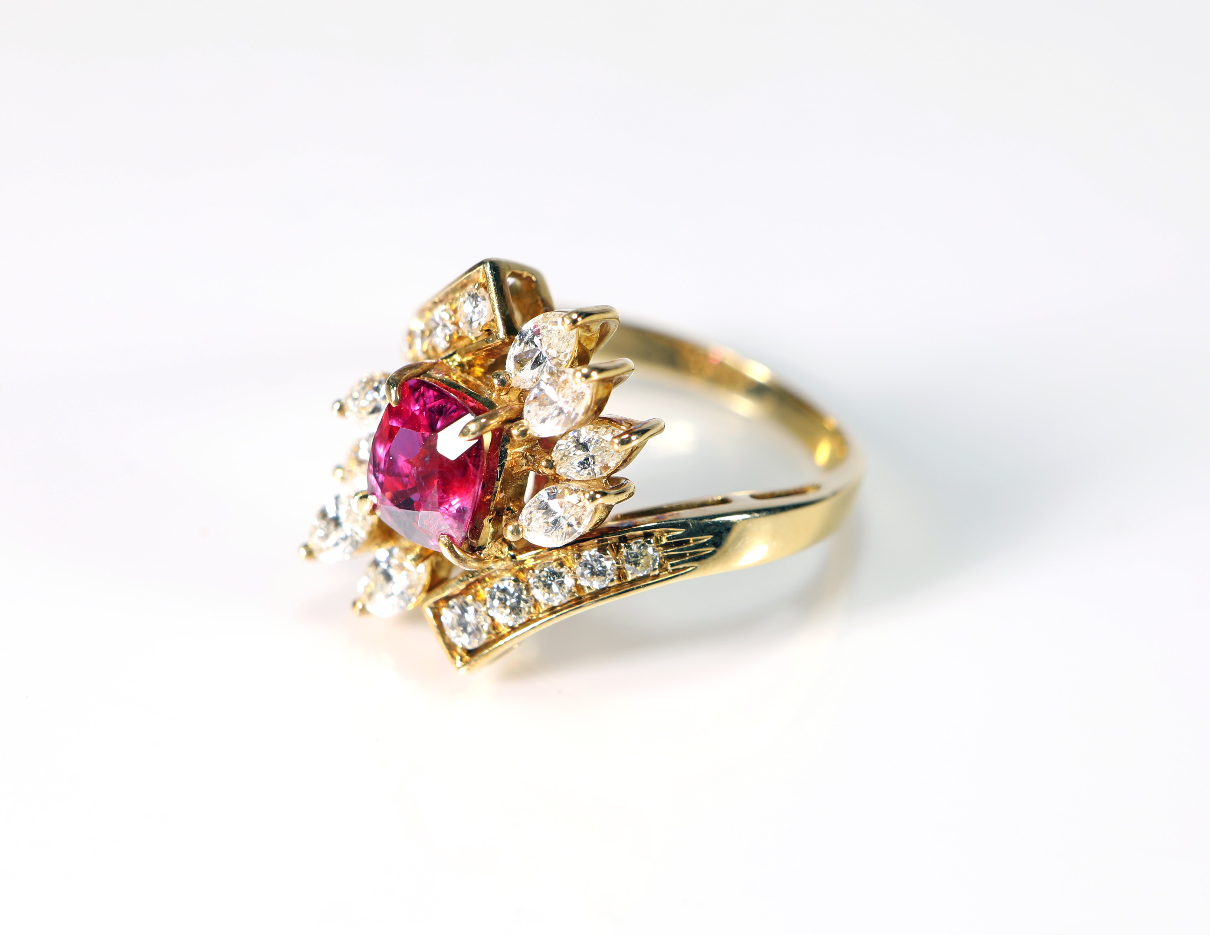 Anello in Oro, Rubino e Diamanti