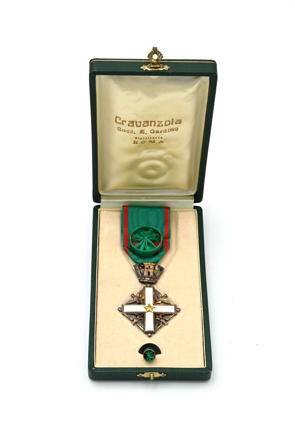 Croce di Cavaliere dell'Ordine al Merito della Repubblica Italiana in metallo argentato, dorato e smaltato con nastro e distintivo