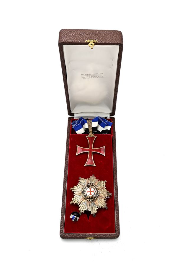 Insegna da Commendatore dell'Ordine dell'Infante Dom Henrique della Repubblica del Portogallo. Croce e Placca in metallo argentato e dorato e smalti, con nastro, piccola croce e distintivo