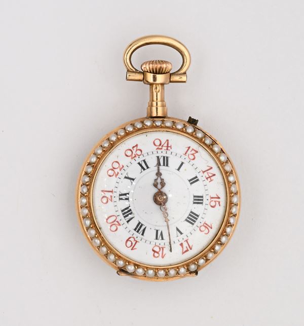 Orologio da tasca monachina a carica remontoir con cassa francese in oro 18 kt con smalti raffiguranti dama con cagnolino in paesaggio e corone di perline. Scappamento a cilindro e spirale piana