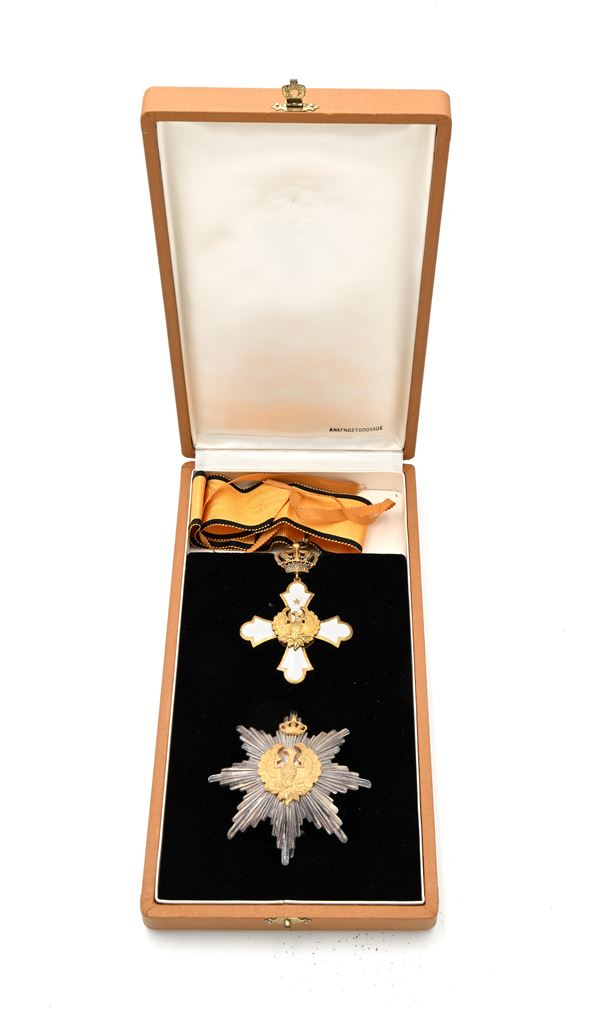 Insegna di Gran Commendatore dell'Ordine della Fenice concesso da Re Paolo I di Grecia. Croce con nastro e placca in metallo argentato e smalto con nastro