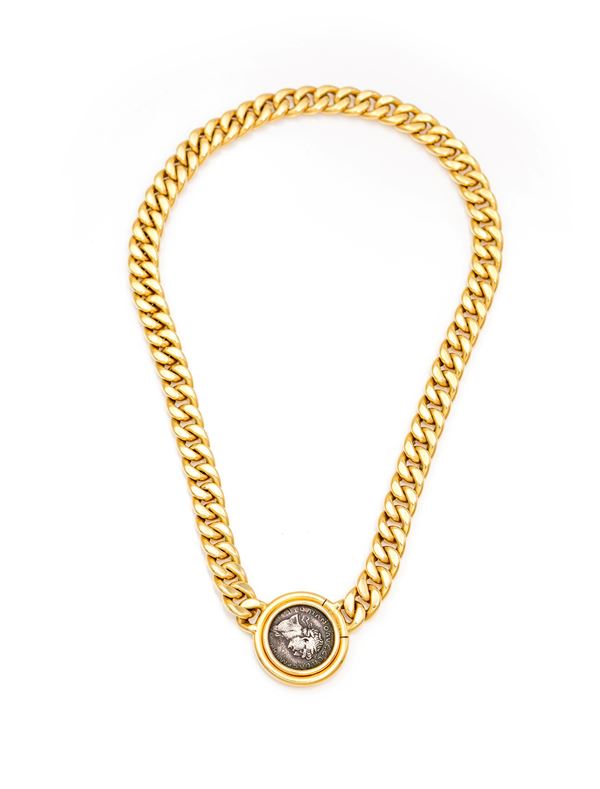 Girocollo a maglia groumette in oro con moneta centrale