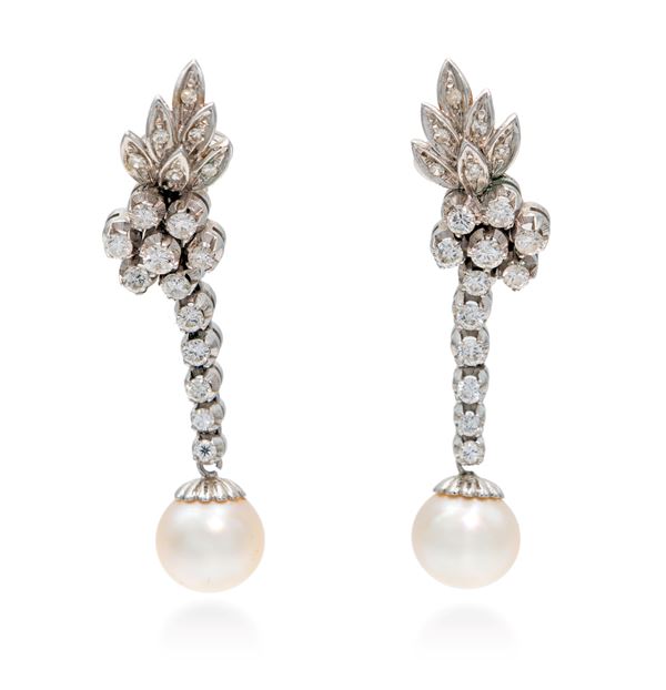 Coppia di orecchini in oro, brillanti e perle