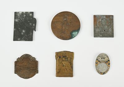 Distintivi della Prima Guerra Mondiale in metallo e Medaglia in bronzo del Ministero della Guerra...