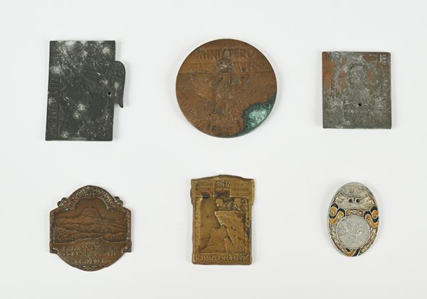 6 distintivi in metallo della Prima Guerra Mondiale e Medaglia in bronzo del Ministero della Guerra Decennale della Vittoria 1918-1938 Regno d'Italia