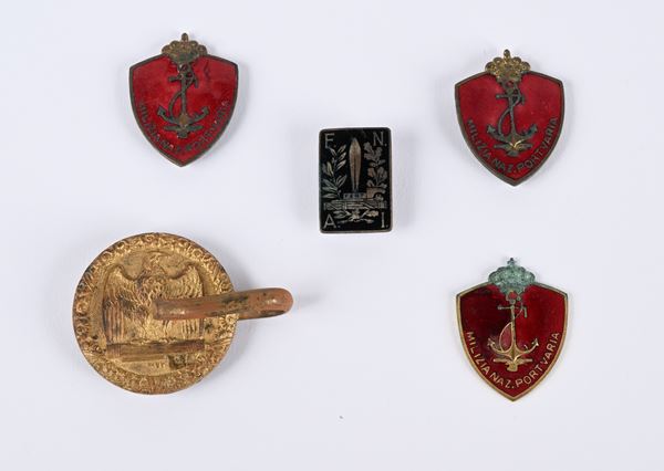 Lotto distintivi di epoca fascista: Distintivo Federazione Nazionale Arditi d'Italia; 3 Distintivi Milizia Nazionale Portuaria; Distintivo Unione Militare