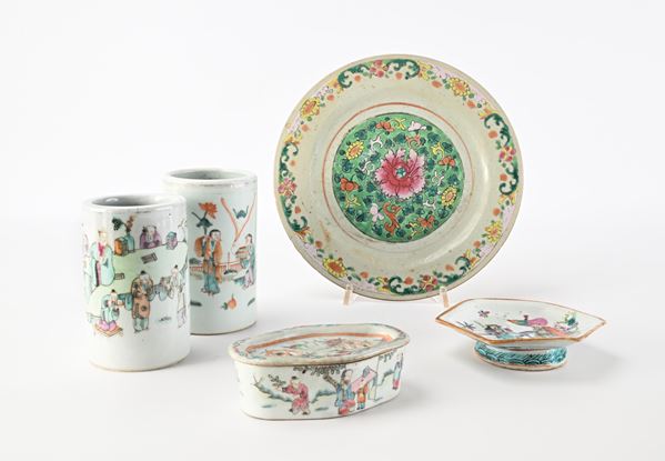 Lotto composto da cinque oggetti in porcellana, Cina, periodo della Repubblica
