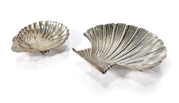 Due vaschette a conchiglia in argento, una Birmingham 1909 ed una a valva sorretta da conchiglie