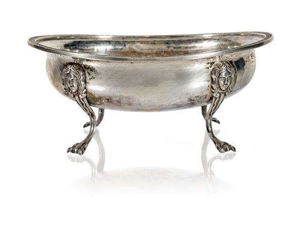Vaschetta ovale in argento 800/000 con profilo a palmette e piedi ferini